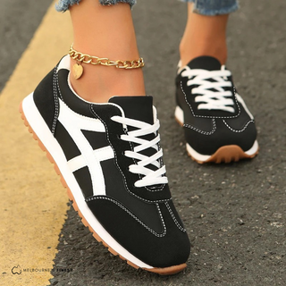 Chaussures orthopédiques femme noires, lacets blancs, semelle à relief brune