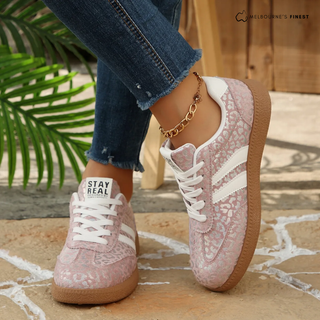 Chaussures de confort Daisy™ roses à motif, lacets blancs, semelle claire.