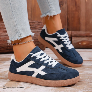 Chaussures orthopédiques bleues à empiècements blancs, lacets et semelle marron
