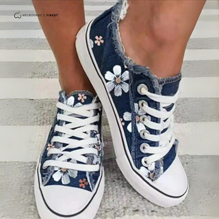 Baskets femme bleu foncé, empiècements floraux et tissu denim frangé autour des chevilles