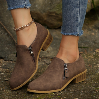 Bottines orthopédiques marron à fermeture éclair, talon bloc et semelle épaisse.