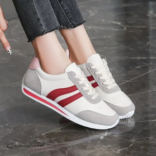 Chaussures orthopédiques basses à lacets blanches, empiècements gris et bandes rouges