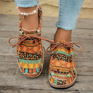 Chaussures à lacets marron avec imprimé boho multicolore orange, vert et jaune.