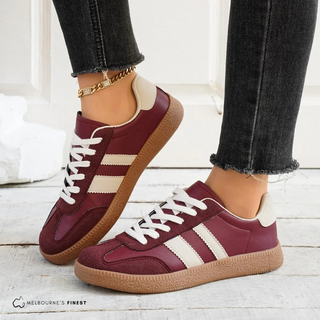 Chaussures orthopédiques Ruby™ bordeaux avec bandes blanches et semelle en caoutchouc.