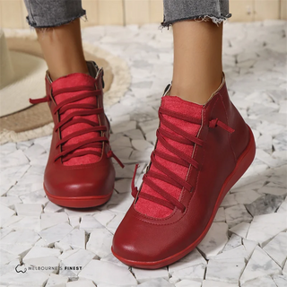 Bottines orthopédiques Sinead™ rouges à lacets, fermeture latérale, semelle épaisse.