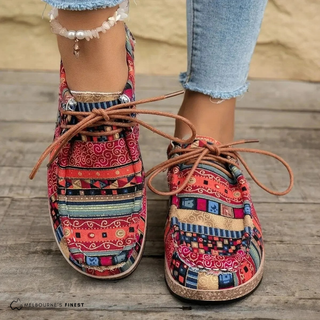 Chaussures à lacets marron, imprimé boho rouge et multicolore, bout arrondi.