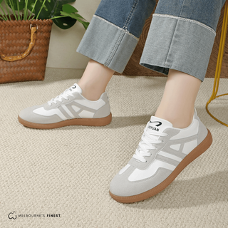 Baskets orthopédiques Confort Tess™ blanches et marron, vue talon, lacets blancs.