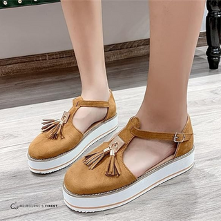 Chaussures compensées à enfiler camel, bride arrière et pompons décoratifs