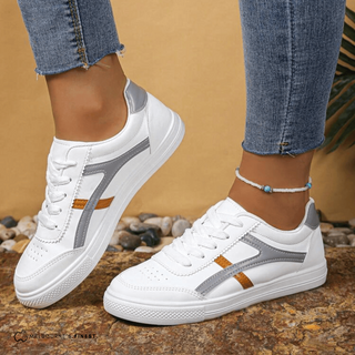 Chaussures de confort Ross™ blanches à lacets, empiècement gris et détail orange.