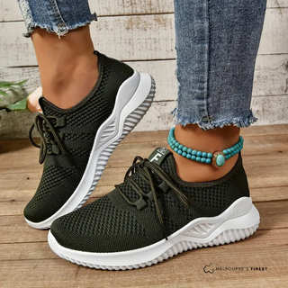 Baskets orthopédiques femme vert foncé en maille, lacets et semelle blanche crantée
