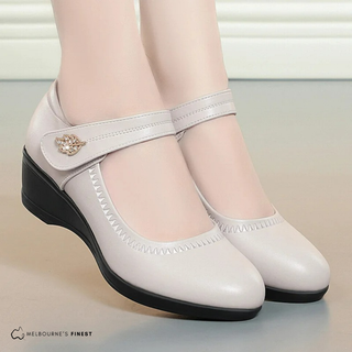 Chaussures de confort beiges à bride, bout rond, semelle compensée noire et motif décoratif