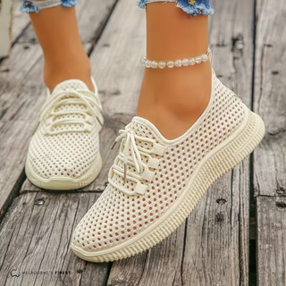 Chaussures Senna™ beige à tige ajourée et lacets, semelle texturée.