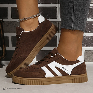 Chaussures Sierra™ marron, bandes blanches et logo, semelle claire crantée