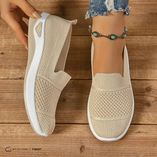 Chaussures confort orthopédiques Lia™ beige, semelle blanche et tige en maille.