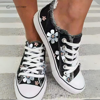 Baskets femme noires à encolure en jean, empiècements floraux et lacets blancs