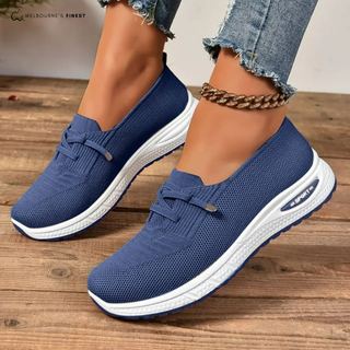 Chaussures de confort Fiona™ bleu marine, tige ajourée et semelle blanche.