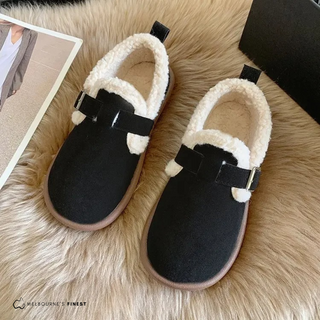 Chaussures confort noires à enfiler, doublure fausse fourrure blanche, bride à boucle
