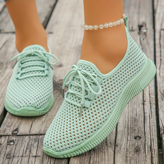 Chaussures Senna™ vert menthe à tige ajourée et lacets, semelle crantée.