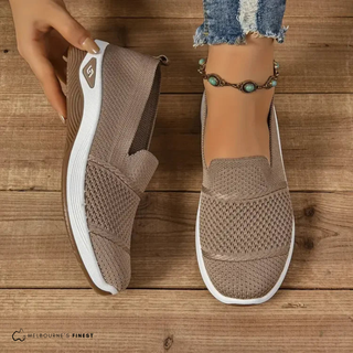 Chaussures confort orthopédiques Lia™ kaki, semelle blanche, tige en maille.