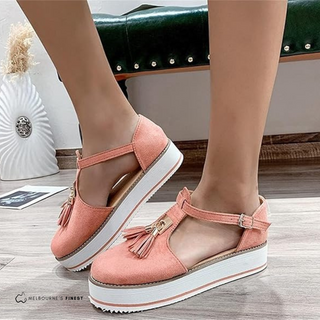 Chaussures compensées à enfiler rose, bride à boucle et pompons en franges