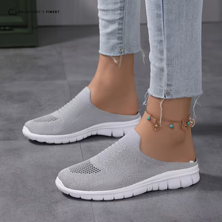 Chaussures à enfiler maille grise, semelle blanche, chaînette de cheville décorée