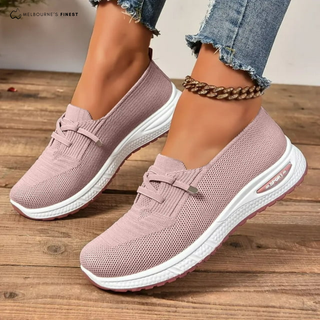 Chaussures de confort Fiona™ rose pâle, tige ajourée et semelle blanche.