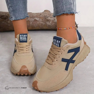 Chaussures orthopédiques beiges à empiècements bleu marine, lacets, semelle épaisse