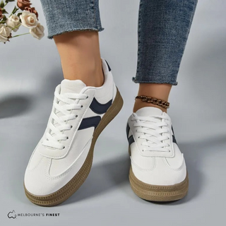 Baskets orthopédiques Mila™ blanches à empiècements bleu nuit, semelle crantée.
