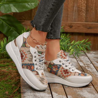Baskets orthopédiques Malia™ à motif ethnique boho, détails dorés, semelle épaisse blanche