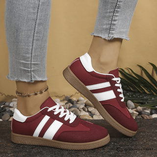 Baskets orthopédiques Mariah™ rouge bordeaux, lacets, bandes blanches, semelle marron