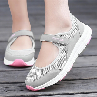 Chaussures orthopédiques grises et blanches à bride, dessus en maille, semelle blanche