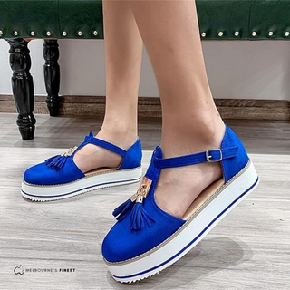 Chaussures compensées à enfiler bleu vif, bride réglable et pompons sur le côté