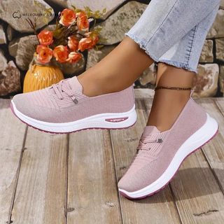 Chaussures orthopédiques roses, semelle blanche, dessus textile avec petit détail à boucle