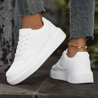 Baskets blanches à plateforme, lacets, vue arrière, bracelet chaîne dorée