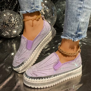 Chaussures de confort violettes à enfiler, empiècements brillants et semelle épaisse crantée.