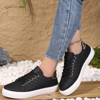 Chaussures orthopédiques Clarice™ noires, tige matelassée et lacets, semelle blanche.