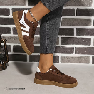 Chaussure Sierra™ marron en daim, empiècements blancs, laçage et semelle beige