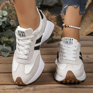 Chaussures Monica™ blanches à empiècements noirs, semelle crantée et lacets
