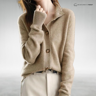 Cardigan femme beige en maille, manches longues, col en V et boutons nacrés