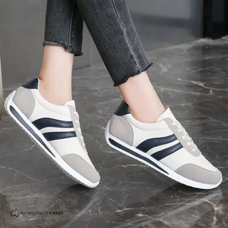 Chaussures orthopédiques basses à lacets blanches, empiècements gris et bandes bleu marine
