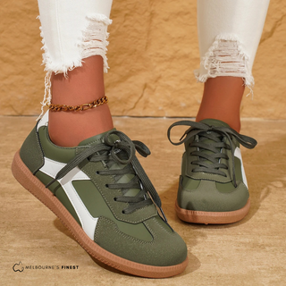 Chaussures orthopédiques femme vert à lacets, semelle beige, empiècements blancs.