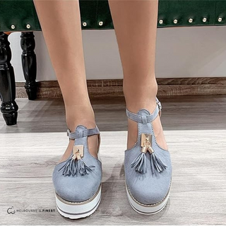 Chaussures compensées à enfiler bleu clair, brides avec boucles et pompons