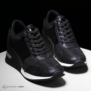 Chaussures de confort Emmy™ noires, à lacets, empiècements perforés, semelle blanche