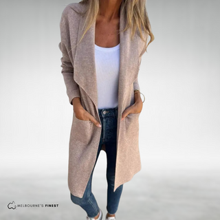 Cardigan long Kaki à col châle, porté ouvert, poches plaquées, manches longues.