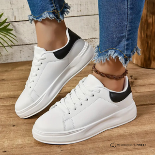 Chaussures orthopédiques femme Kathie™ blanches, empiècement noir au col, lacets