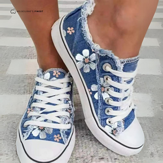Baskets femme bleues à empiècements floraux, semelle blanche et lacets blancs