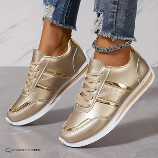 Chaussures de confort Ivy™ dorées, tige lisse, lacets et bandes dorées.