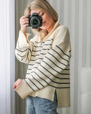 Blouse en maille rayée, col zippé, finitions côtelées, blanc cassé et bleu marine