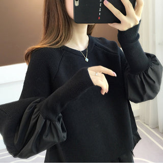 Pull noir en maille à encolure ronde, manches bouffantes et volant au bas