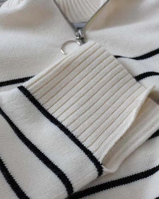 Détail col zippé et bord côtelé de la blouse en maille rayée, blanc cassé et bleu marine